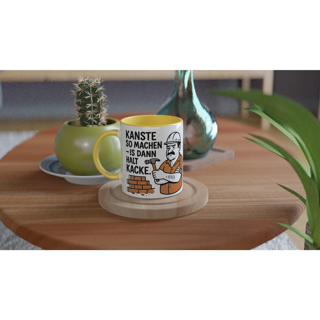 Tasse Geschenk mit witzigem Motiv Bauarbeiter Spruch auf Holzunterlage auf Tisch