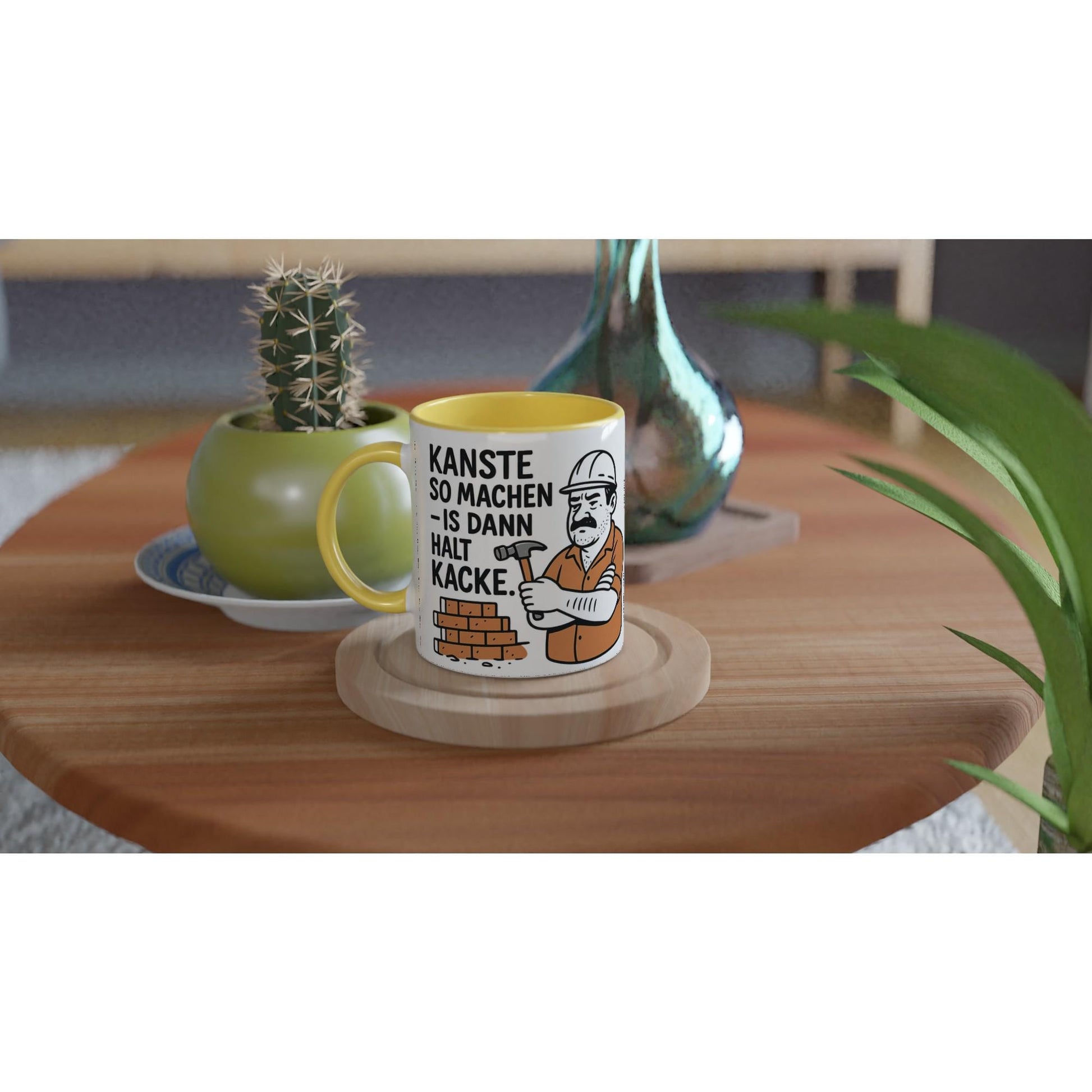Tasse Geschenk mit witzigem Motiv Bauarbeiter Spruch auf Holzunterlage auf Tisch