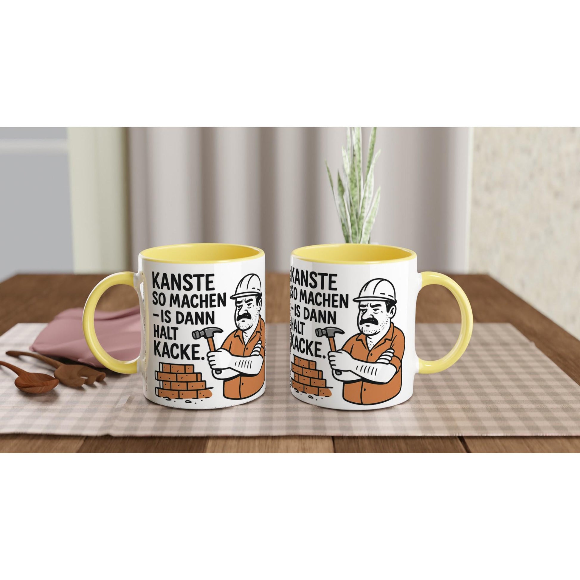 Zwei Tassen Geschenk mit witzigem Motiv Bauarbeiter Spruch und gelbem Inneren auf Tisch