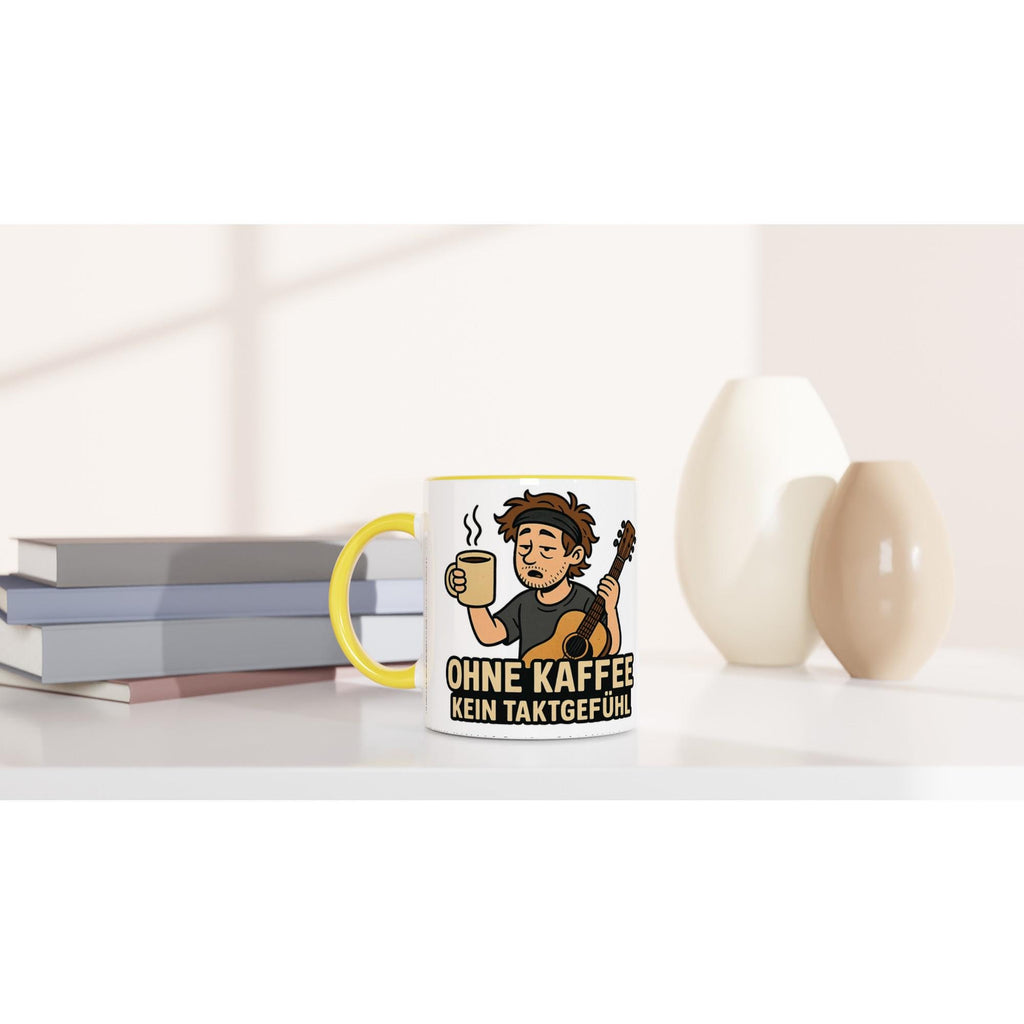 Weiße Tasse mit Motiv für Musiker und gelbem Henkel mit Spruch ohne Kaffee kein Taktgefühl