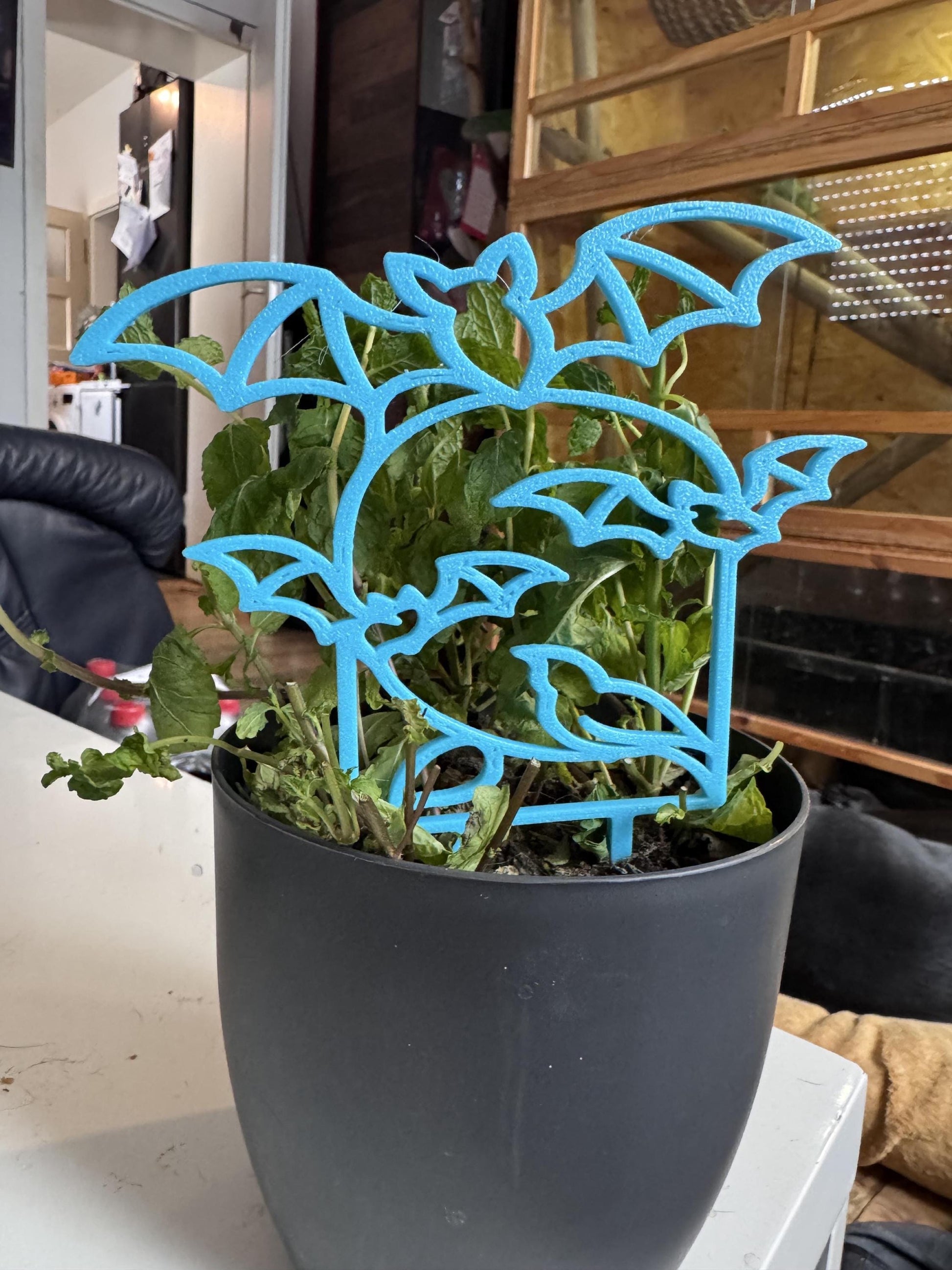 Lustige Deko für Blumentopf in Form von blauen Fledermäusen aus Kunststoff im schwarzen Topf