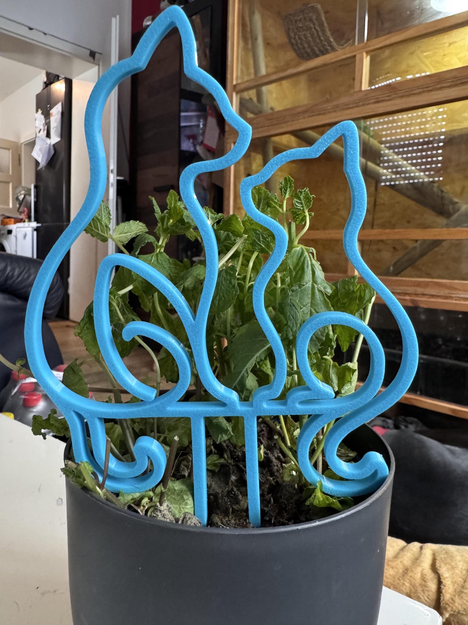 Lustige Deko für Blumentopf mit zwei blauen Katzenfiguren aus Kunststoff