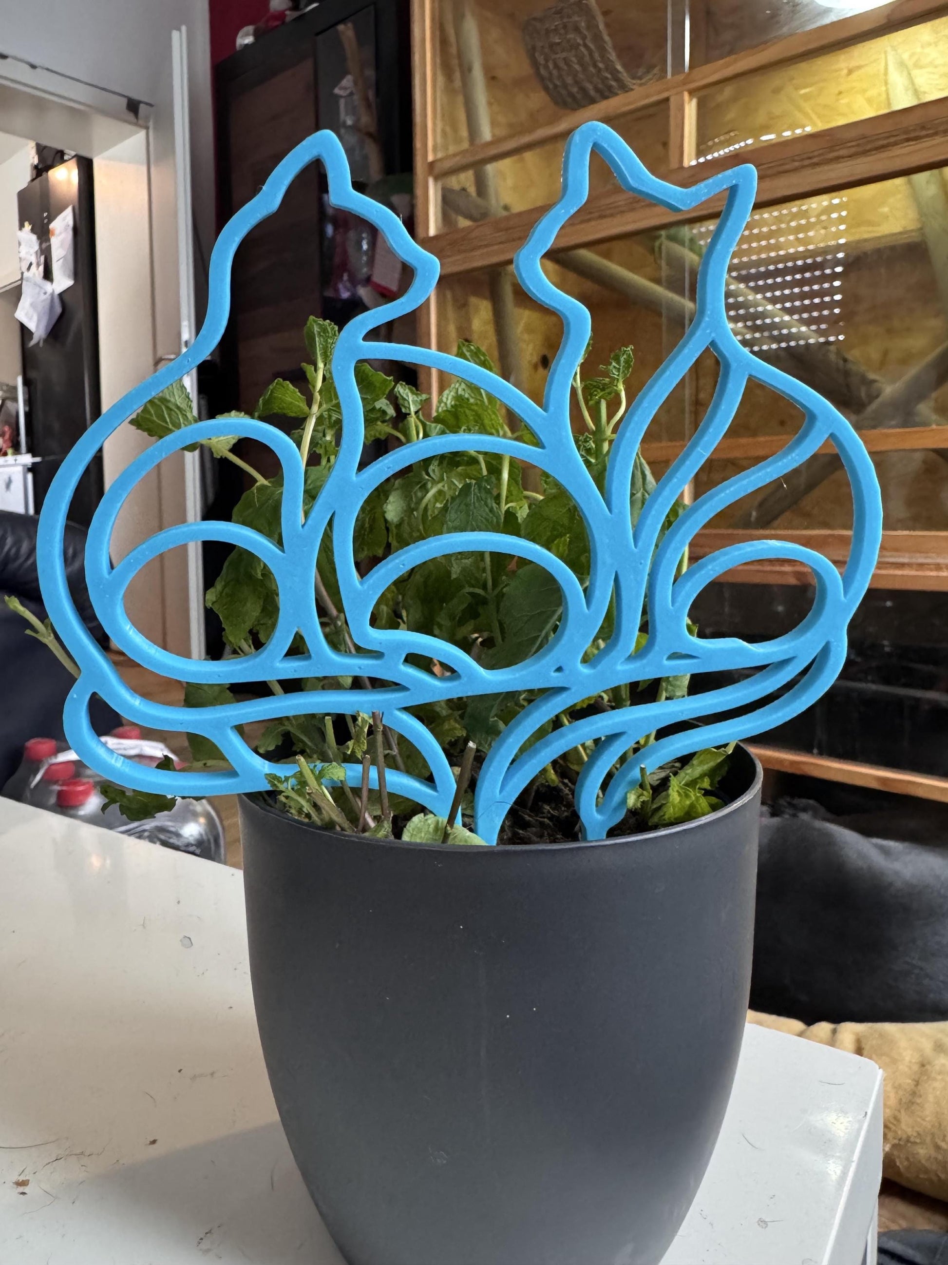 Lustige Deko für Blumentopf mit blauer Katzenform aus Kunststoff im Pflanzkübel