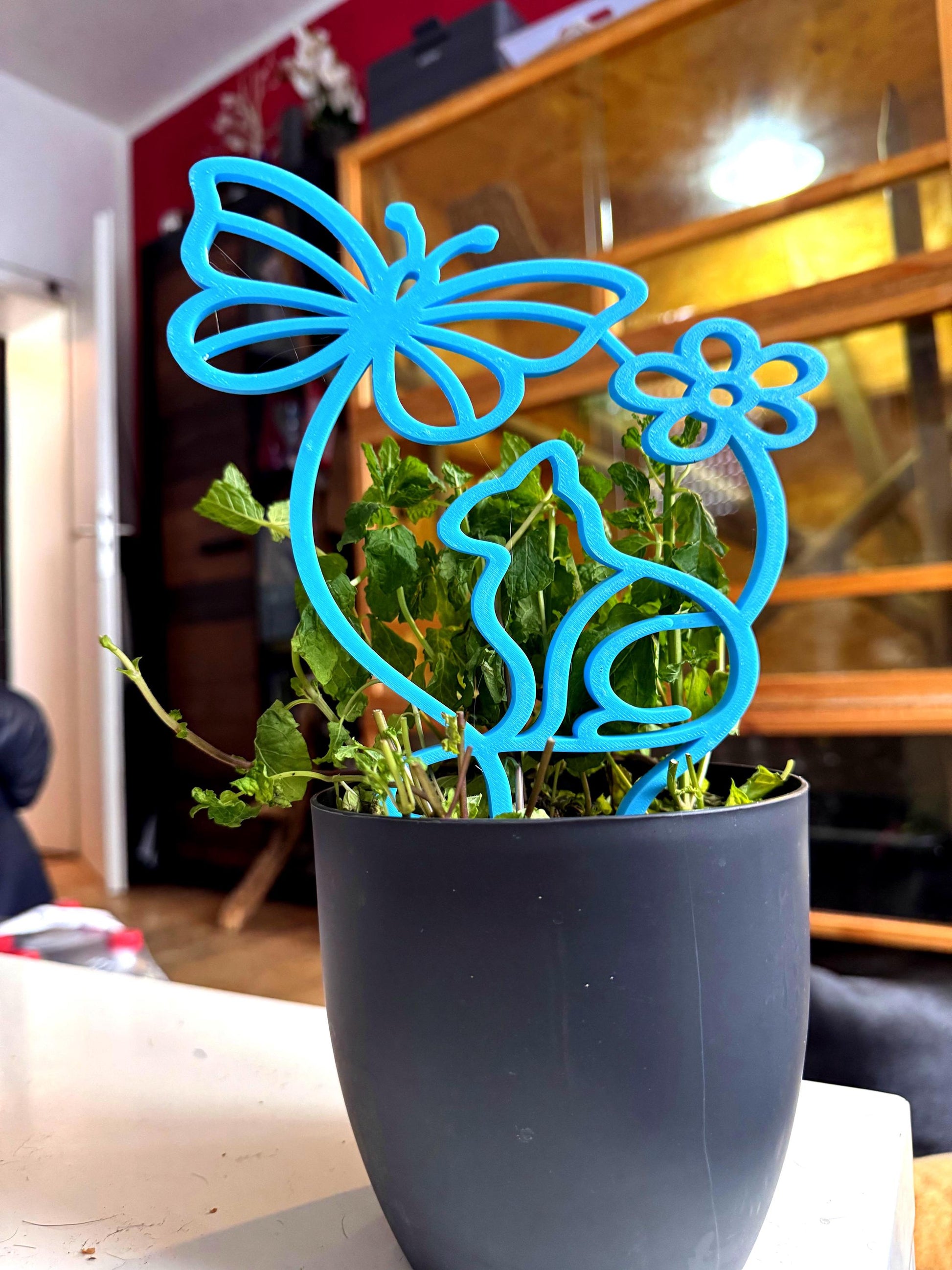 Blauer Katzen- und Schmetterlings-Deko-Aufsteller als lustige Deko für Blumentopf in modernem Raum