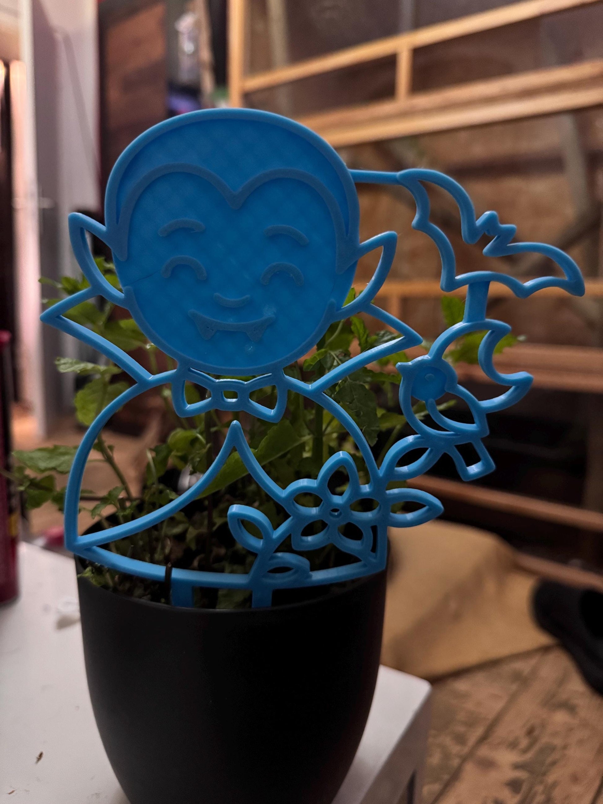 Lustige Deko für Blumentopf in Form eines blauen Vampirs mit Fledermaus und Blumenmotiv
