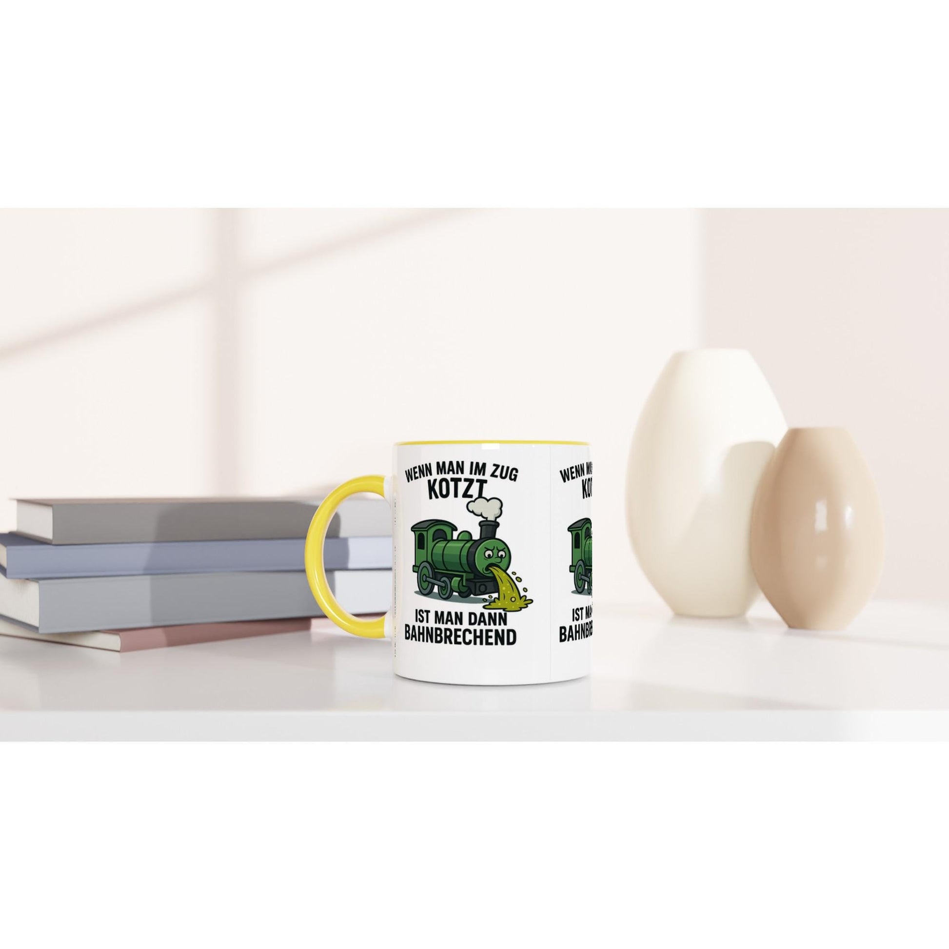 Witzige Kaffeetasse Zug Motiv mit gelbem Henkel und humorvollem Zug Design auf weißem Tisch