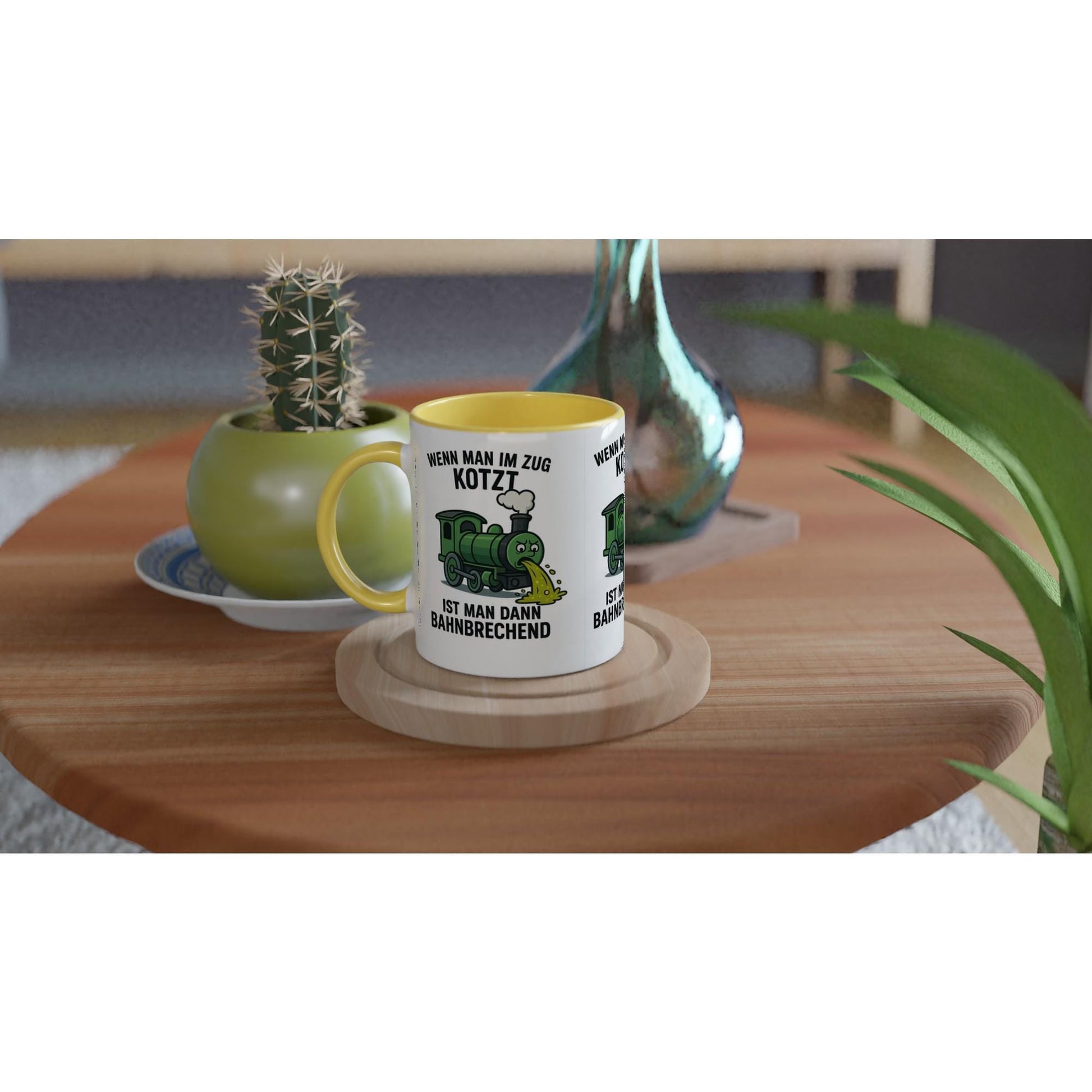Witzige Kaffeetasse Zug Motiv mit grünem Zug und humorvollem Spruch auf Holztisch neben Pflanzen