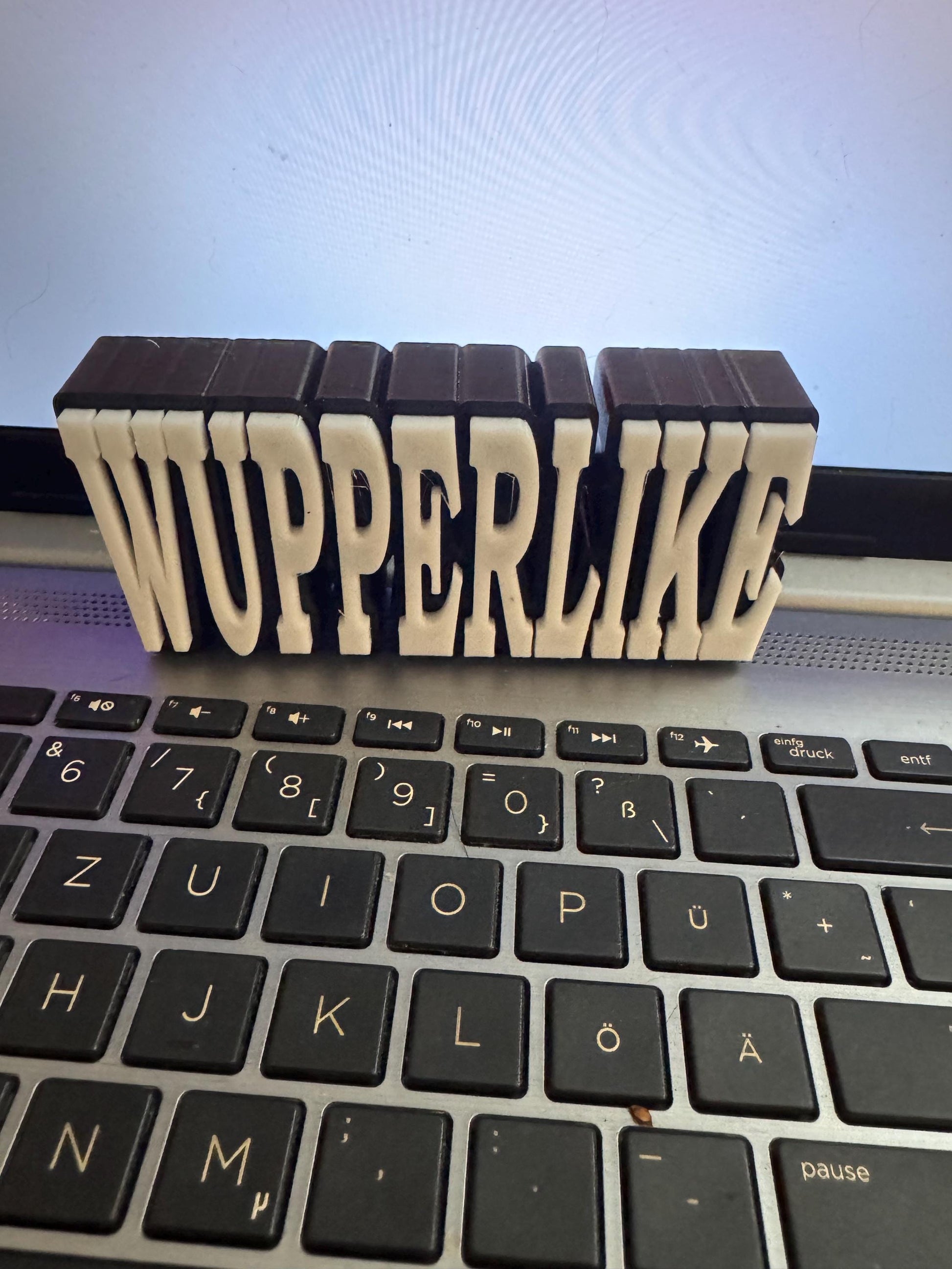 Personalisierter 3D Schriftzug Aufsteller mit dem Wort WUPPERLIKE auf Tastatur