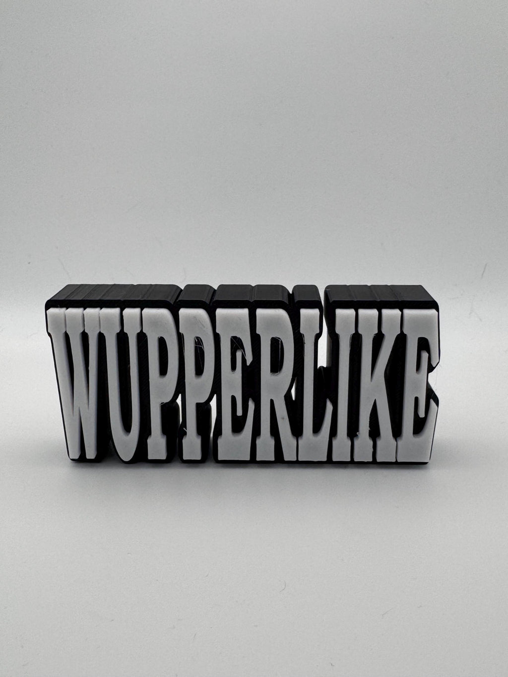 Schwarzer personalisierter 3D Schriftzug Aufsteller mit weißer Aufschrift WUPPERLIKE