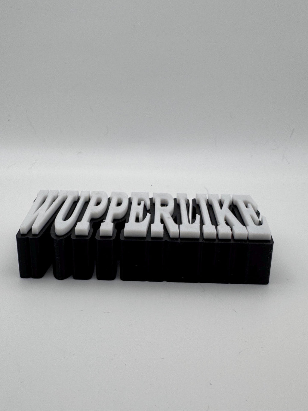 Personalisierter 3D Schriftzug Aufsteller mit dem Text WUPPERLIKE aus schwarzem und weißem Material