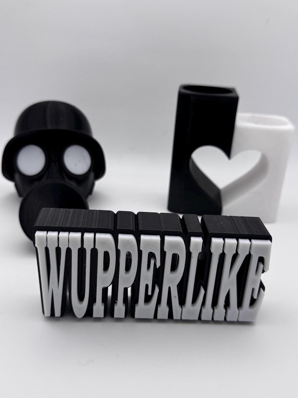 Personalisierter 3D Schriftzug Aufsteller mit dem Wort WUPPERLIKE in schwarzer und weißer Farbe