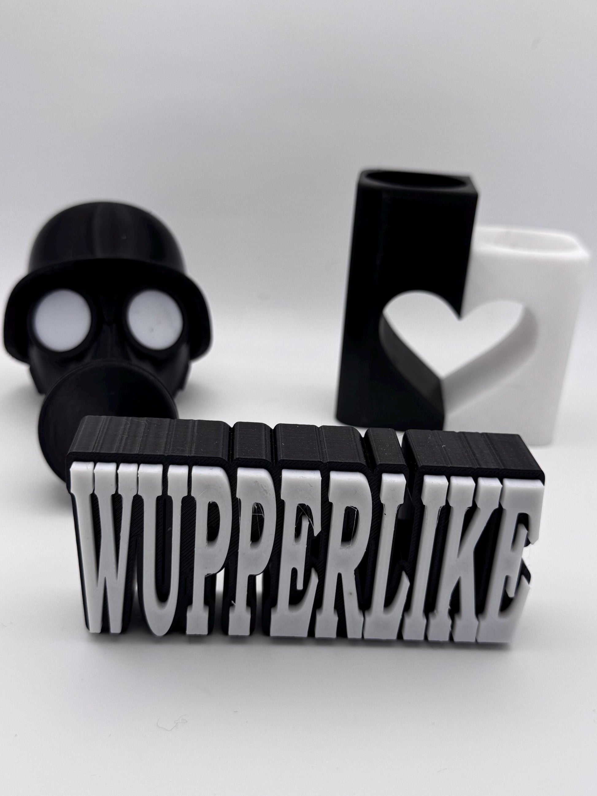 Personalisierter 3D Schriftzug Aufsteller mit dem Wort WUPPERLIKE in schwarzer und weißer Farbe