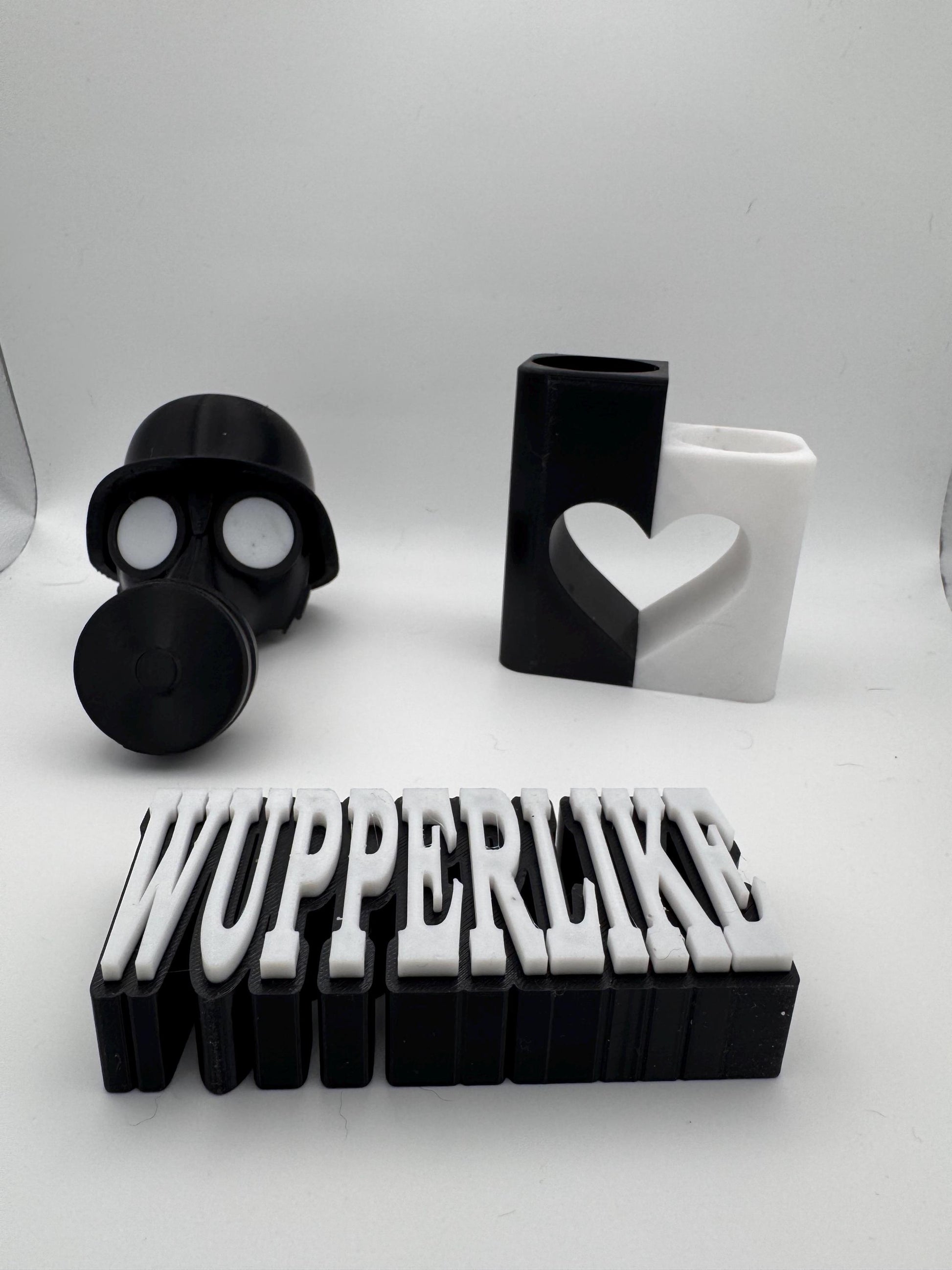 Schwarz-weißer personalisierter 3D Schriftzug Aufsteller mit Modell von Totenkopfmaske und Herzform