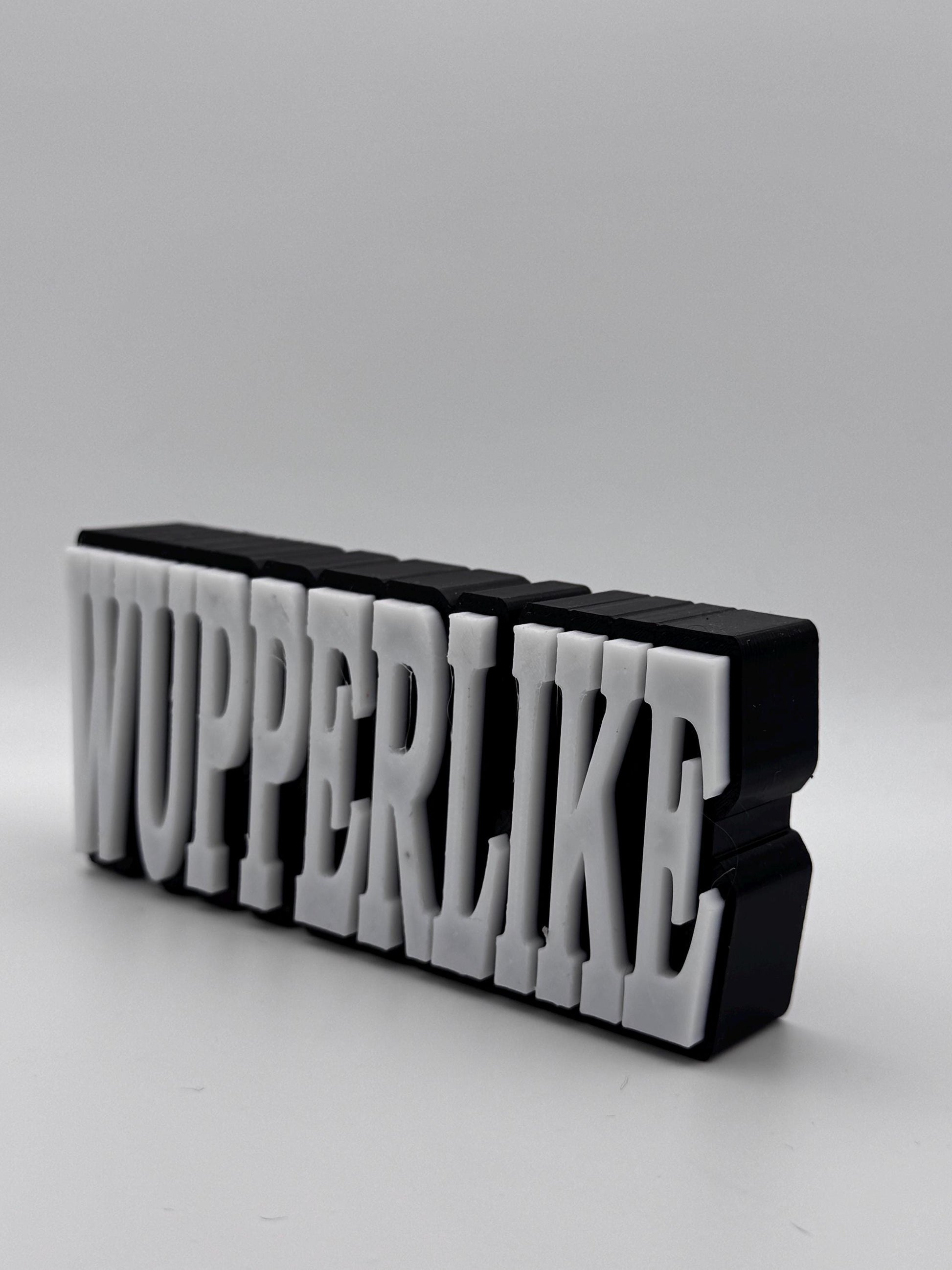 Personalisierter 3D Schriftzug Aufsteller in Schwarz und Weiß mit dem Text WUPPERLIKE