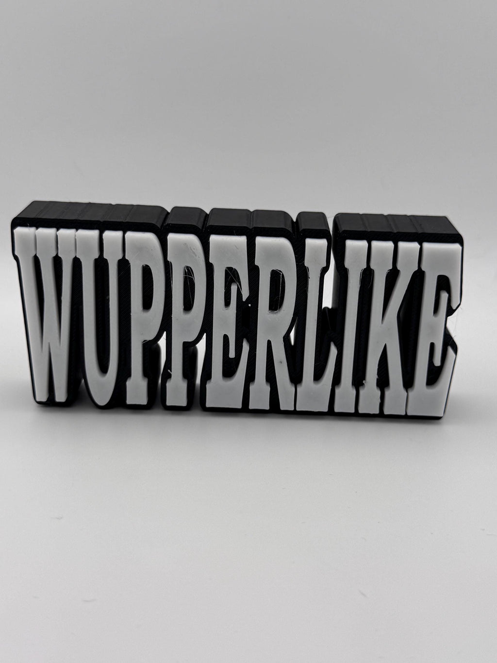 Personalisierter 3D Schriftzug Aufsteller mit dem Wort WUPPERLIKE in Schwarz und Weiß