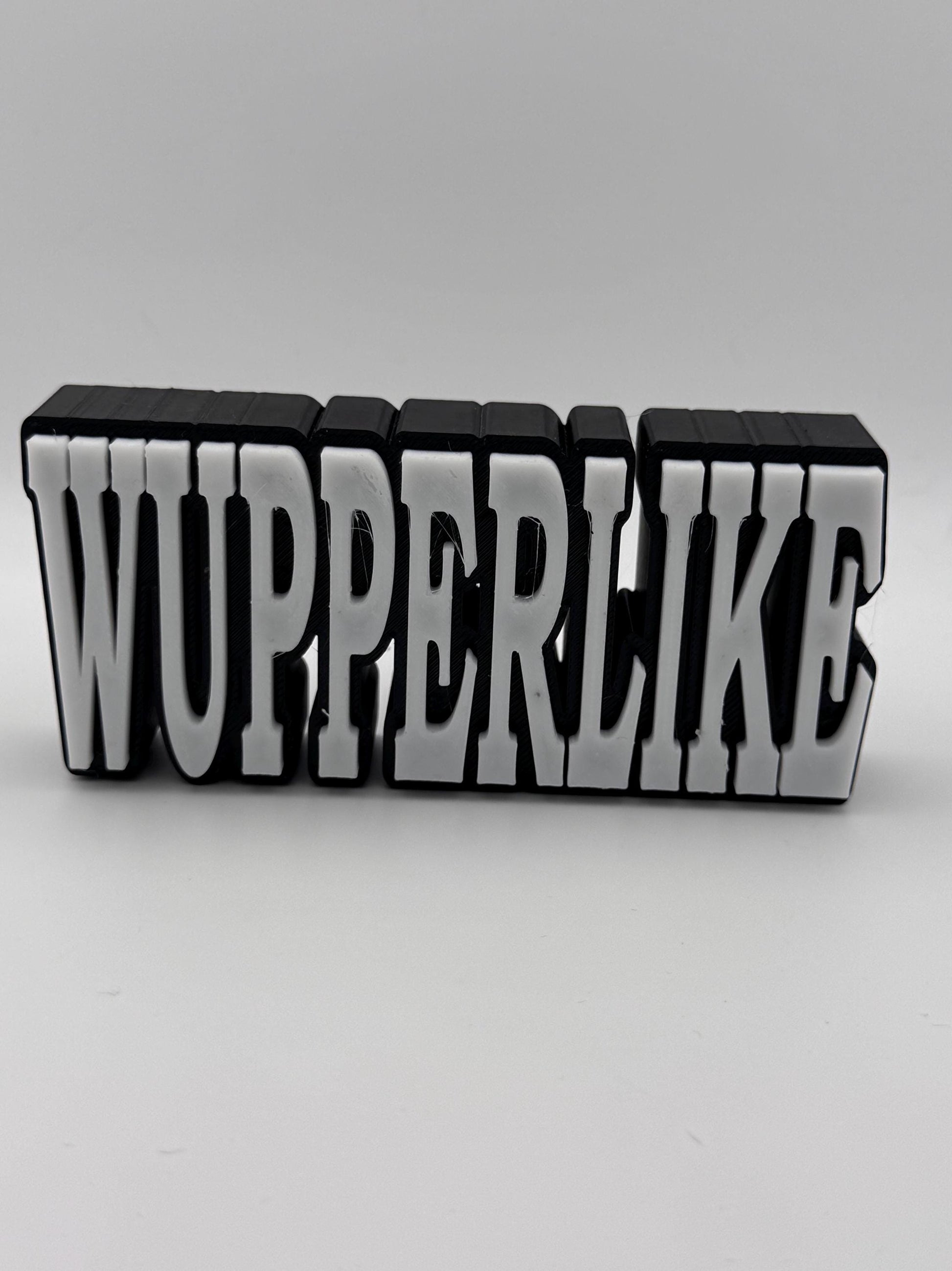 Personalisierter 3D Schriftzug Aufsteller mit dem Wort WUPPERLIKE in Schwarz und Weiß