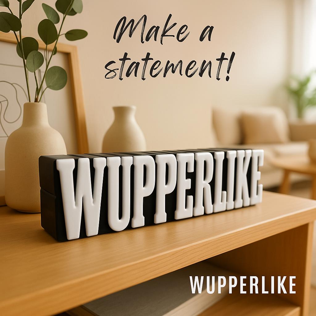 Personalisierter 3D Schriftzug Aufsteller mit dem Wort WUPPERLIKE auf einem Holzregal in modernem Wohnzimmer