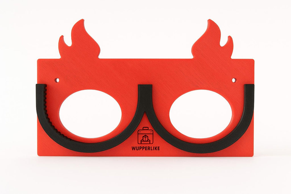 Praktischer Kappenhalter Camping in Rot mit schwarzem Halter zum Aufhängen von Kappen