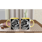 Wuppertal Schwebebahn Tasse mit gelbem Griff und innen auf kariertem Tisch in modernem Ambiente